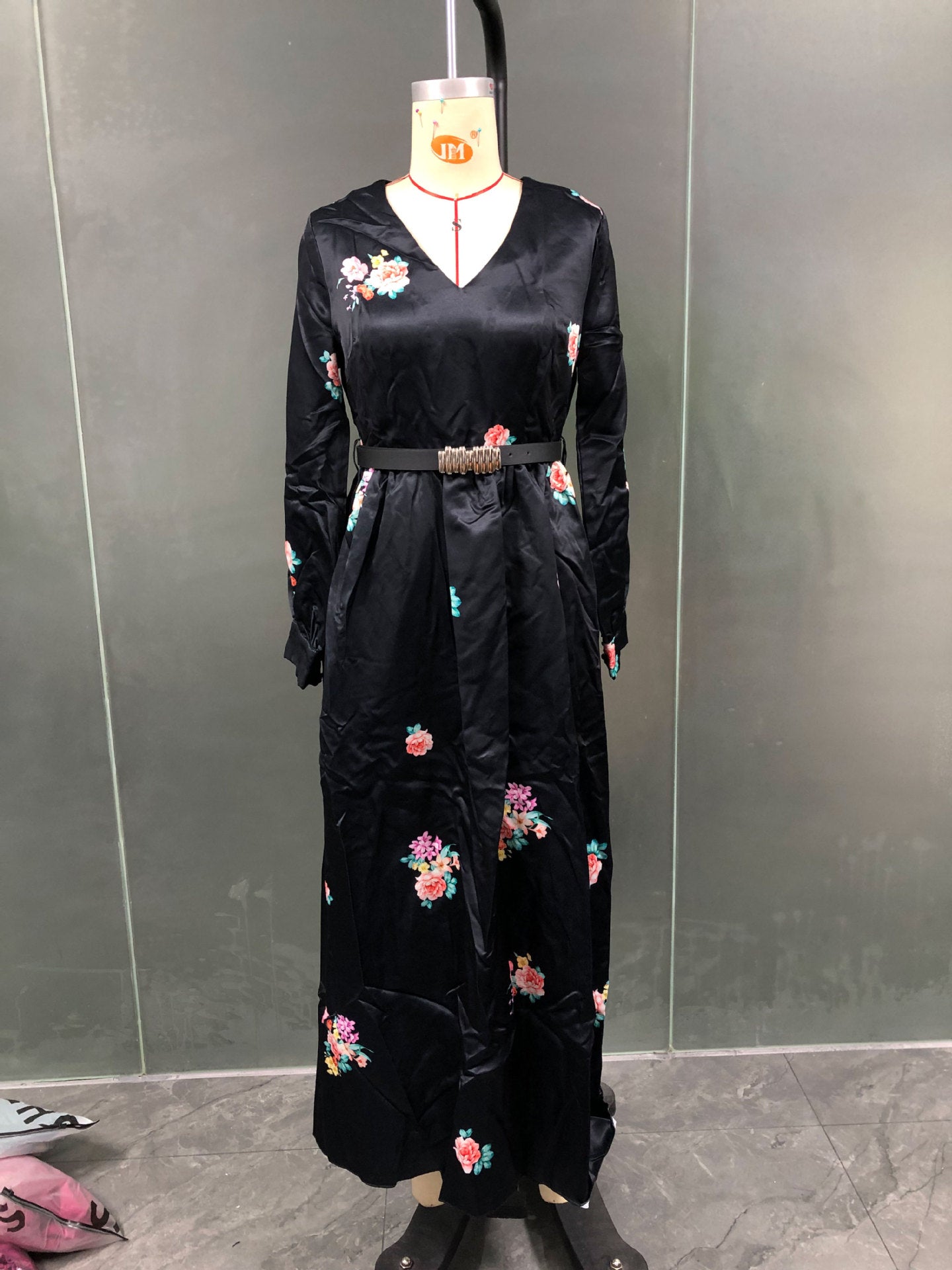 Elegantes Kleid mit hoher Taille und Gürtel