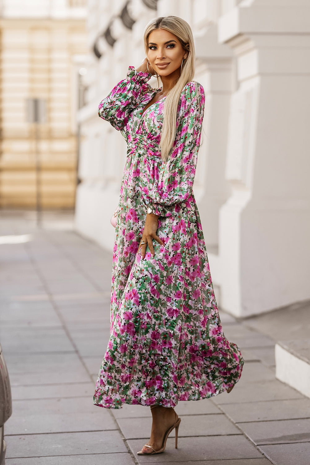 Vestido largo estampado floral con cuello en V profundo y cintura ceñida fruncida verde