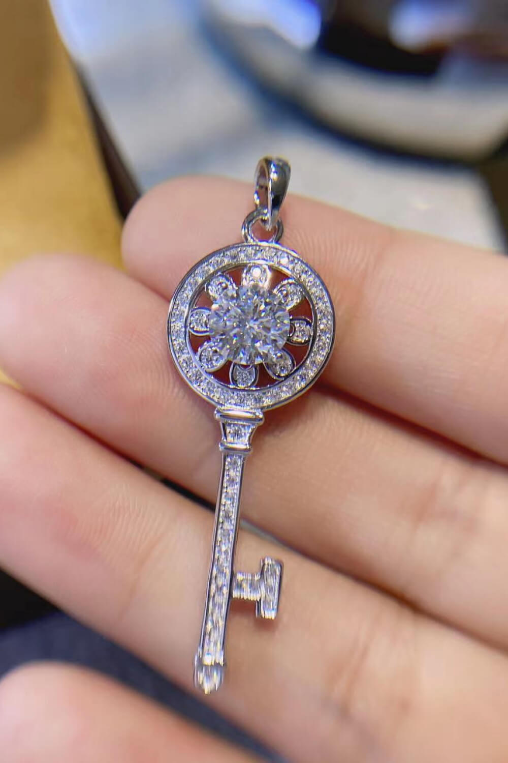 1 Karat Moissanit platinierte Schlüsselanhänger-Halskette
