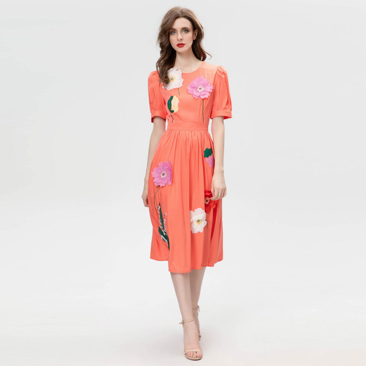 Hüftenges Kleid mit dreidimensionalen Aufklebern und Blumenmuster, Rundhalsausschnitt und kurzen Ärmeln