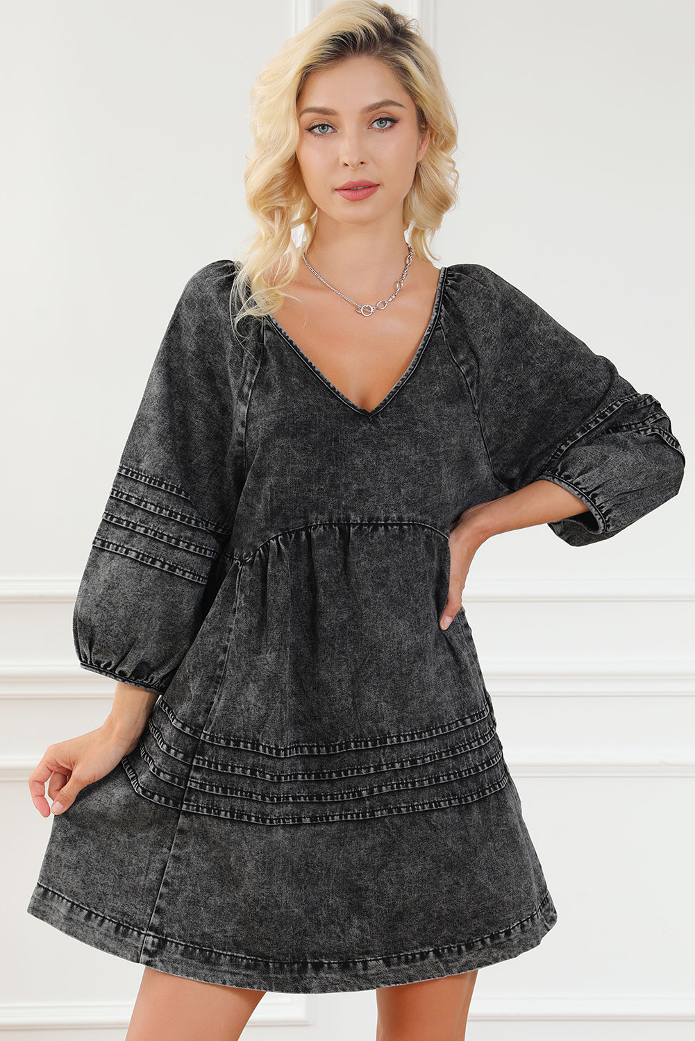 Schwarzes, plissiertes Denim-Babydoll-Kleid mit V-Ausschnitt und Puffärmeln