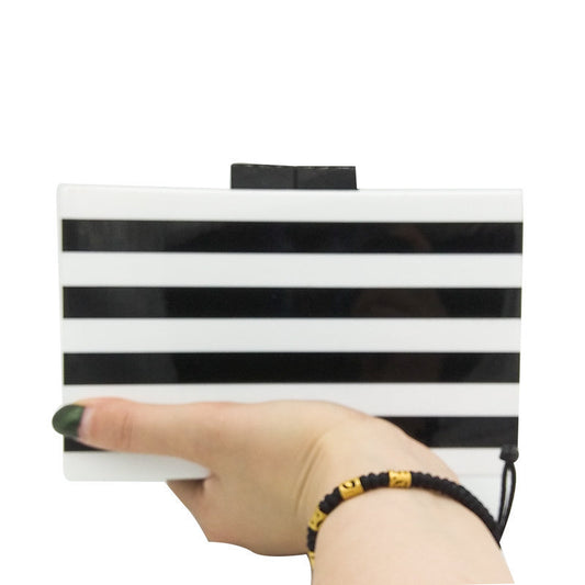 Bankett-Clutch aus Acryl mit schwarz-weißen Streifen