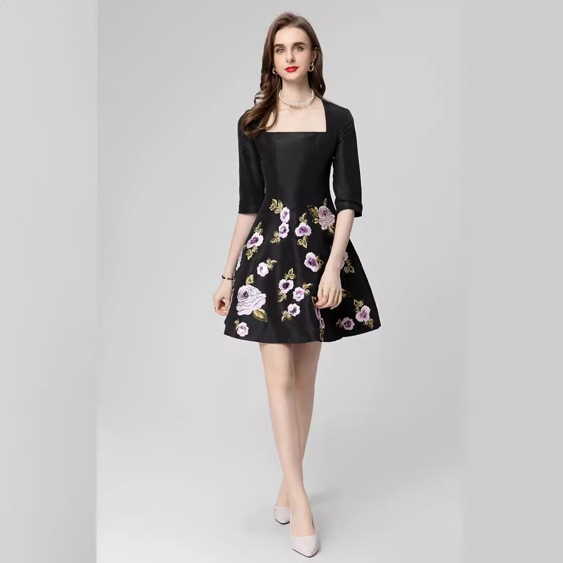 Exquisites Kleid mit bestickten Blumen und halblangen Ärmeln