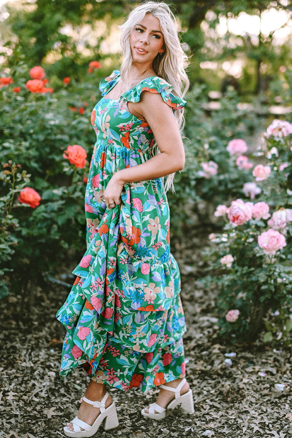 Vestido largo con estampado floral sin mangas y volantes en capas verde