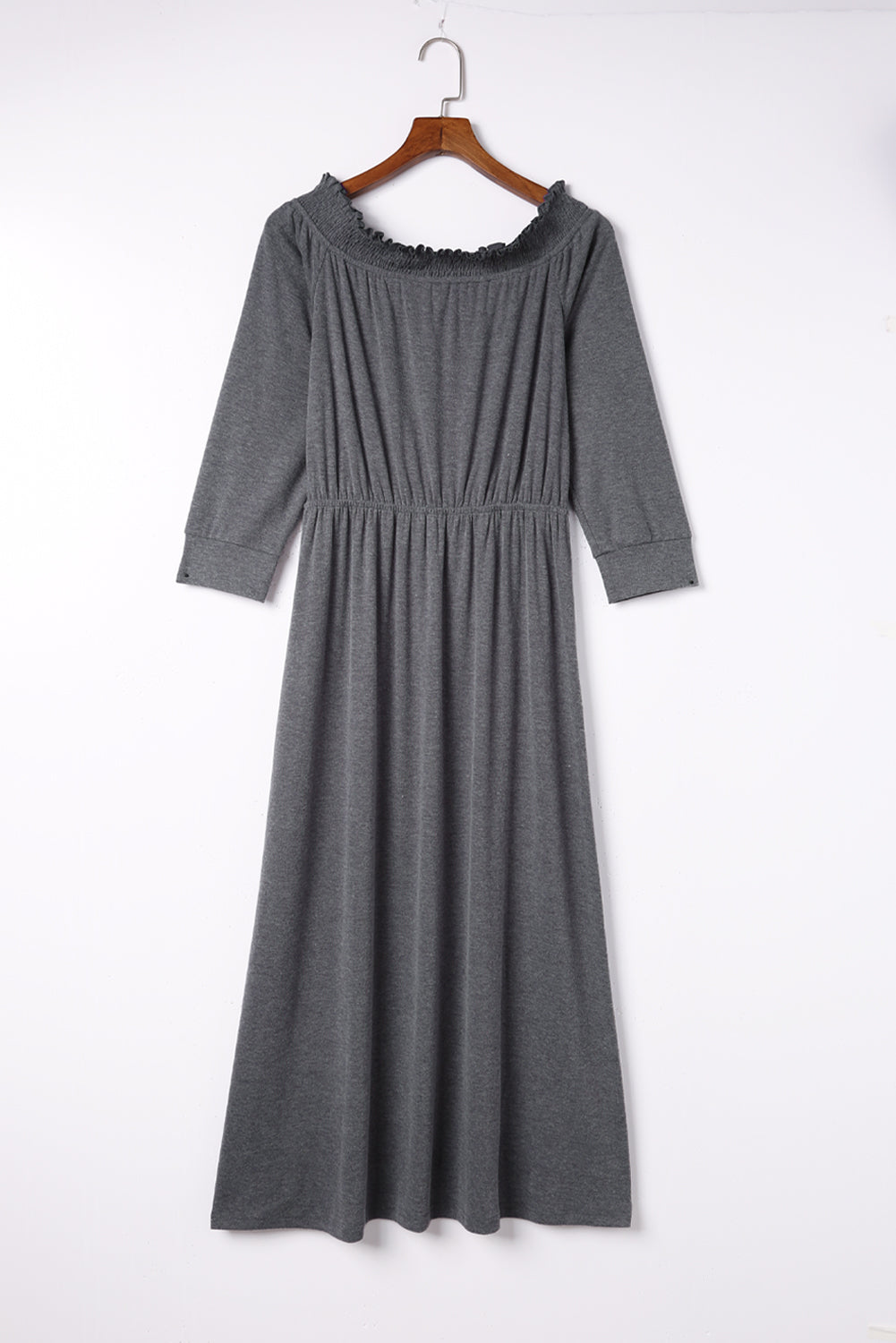 Graues, gerafftes, schulterfreies Maxikleid mit Schlitz