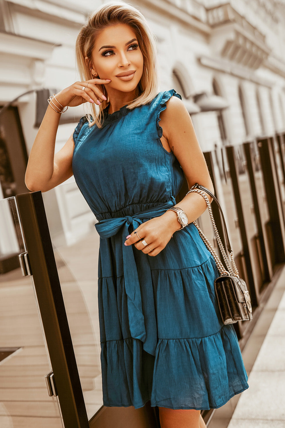 Vestido escalonado sin mangas con cuello redondo y volante atado