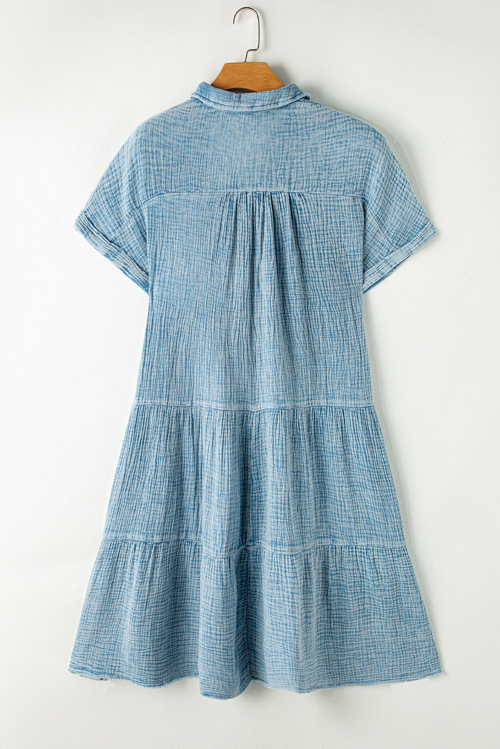 Beau Blue Mineral Wash Crinkle-Kleid mit geteiltem Ausschnitt und ungesäumtem Saum