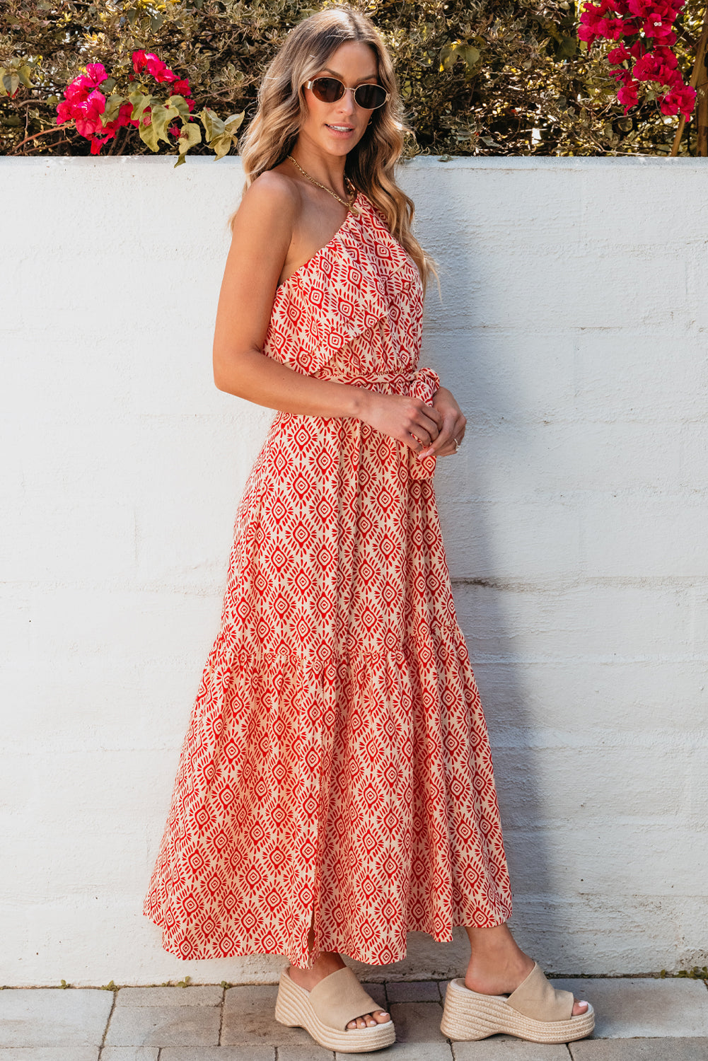 Feuriges rotes Boho-Maxikleid mit geometrischem Print und seitlichem Schlitz an einer Schulter