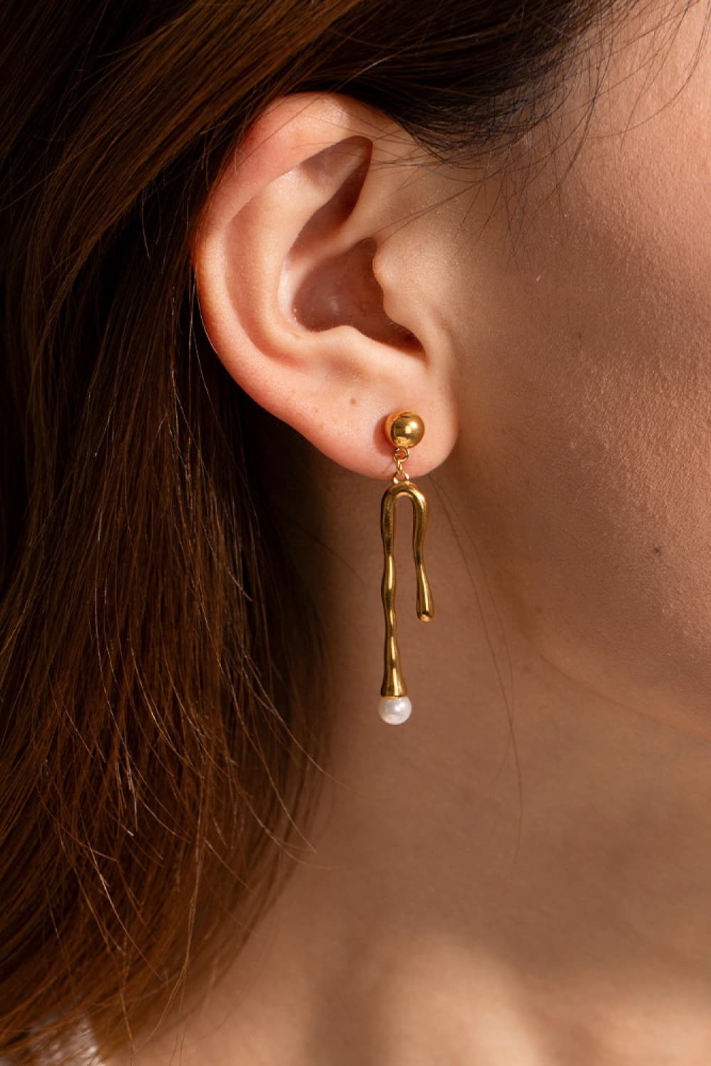 Ohrhänger mit synthetischen Perlen, 18 Karat vergoldet