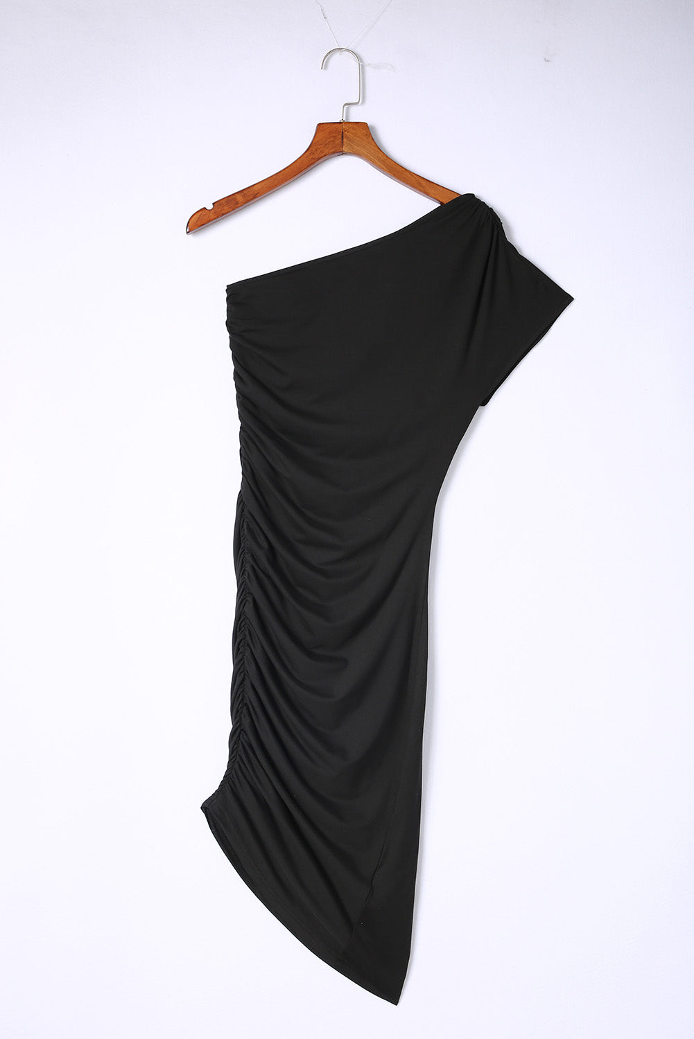 Schwarzes, kurzärmliges, figurbetontes Kleid mit One-Shoulder-Träger und Rüschen