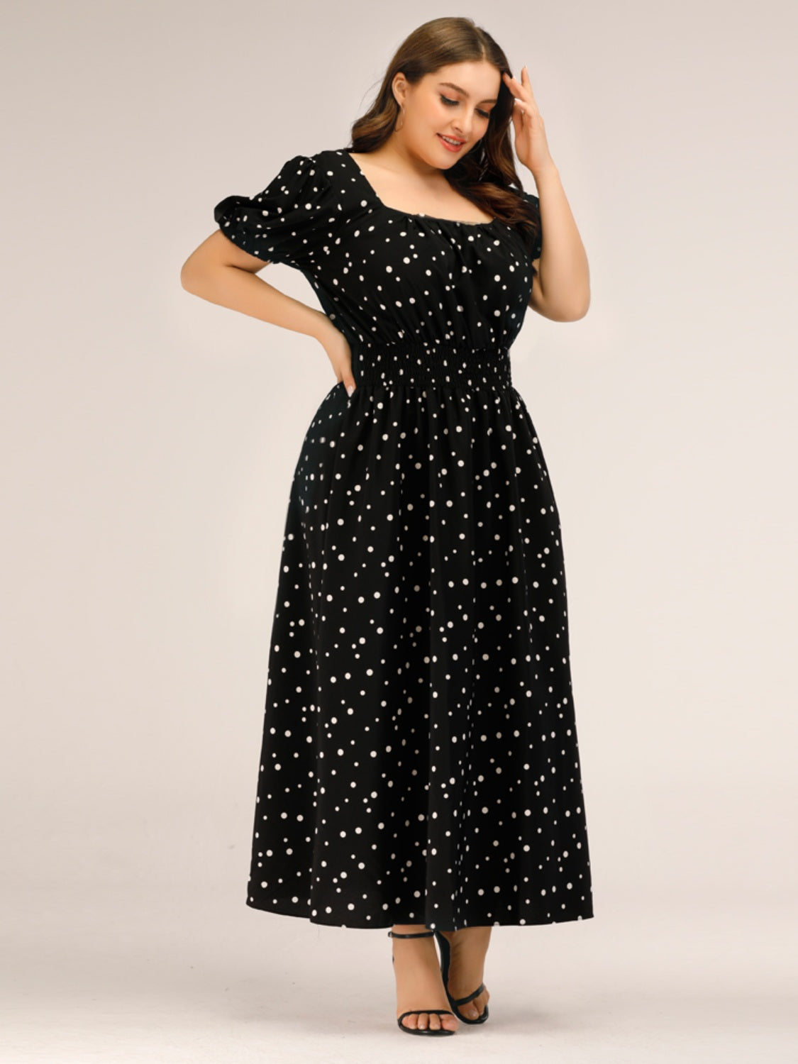 Plus-Size-Kleid mit gepunktetem eckigem Ausschnitt