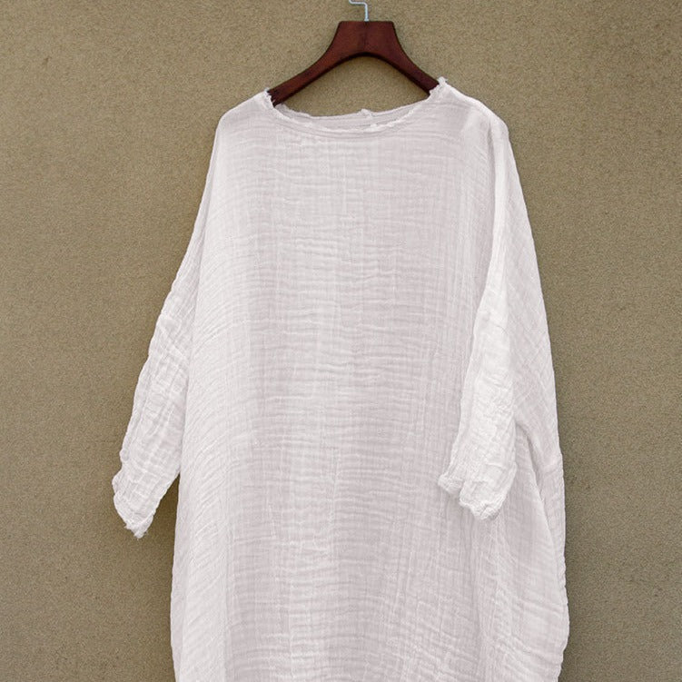 Damen-Robe mit weicher Textur und natürlichen Falten, mittellang, minimalistisch