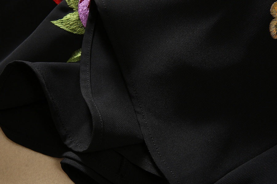 Modisches Kleid mit Blumenstickerei für Damen