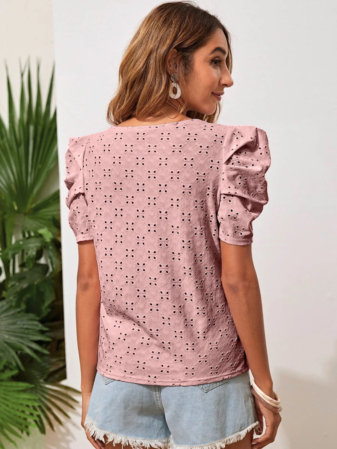 Bluse mit Ösen, Rundhalsausschnitt und Puffärmeln