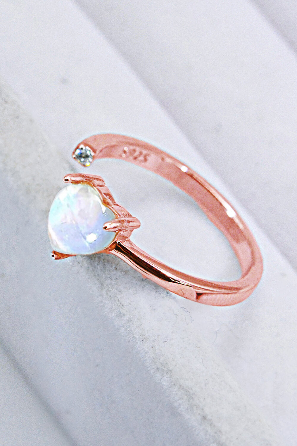 Anillo abierto ajustable con corazón de piedra lunar con incrustaciones