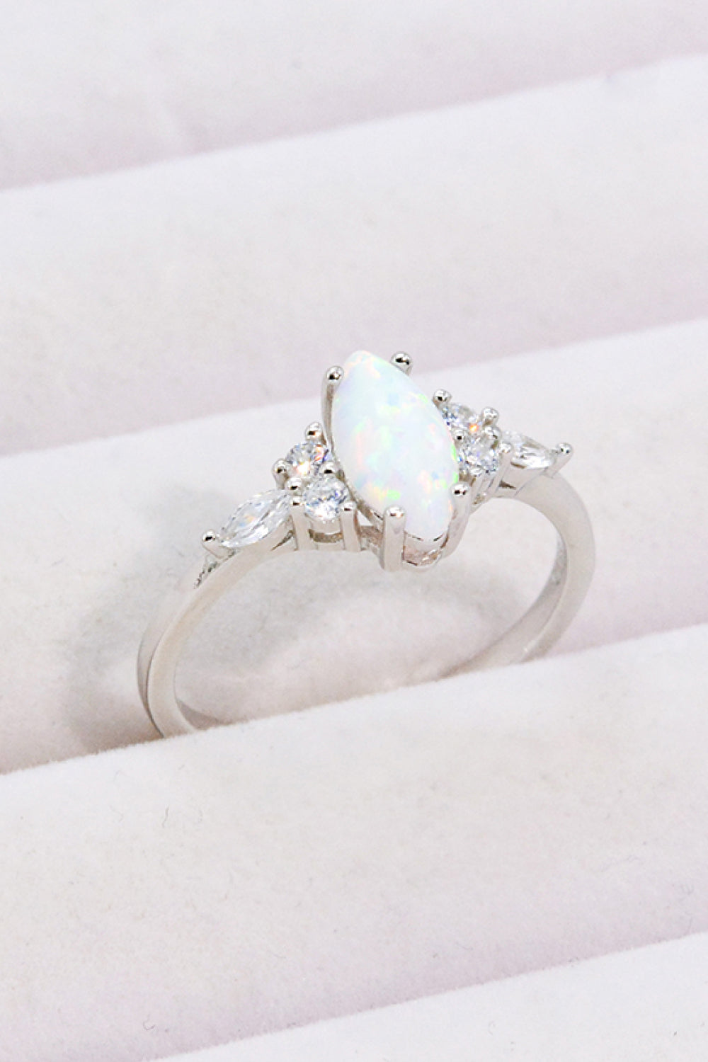 Platinierter Ring mit Opal und Zirkon