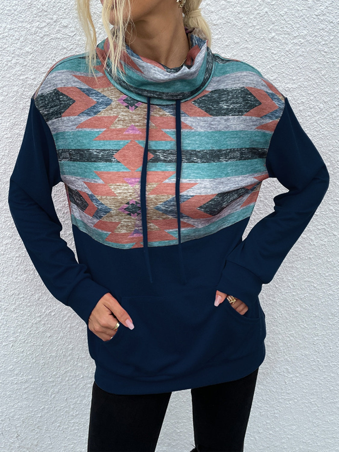 Langärmliges Sweatshirt mit geometrischem Kordelzug