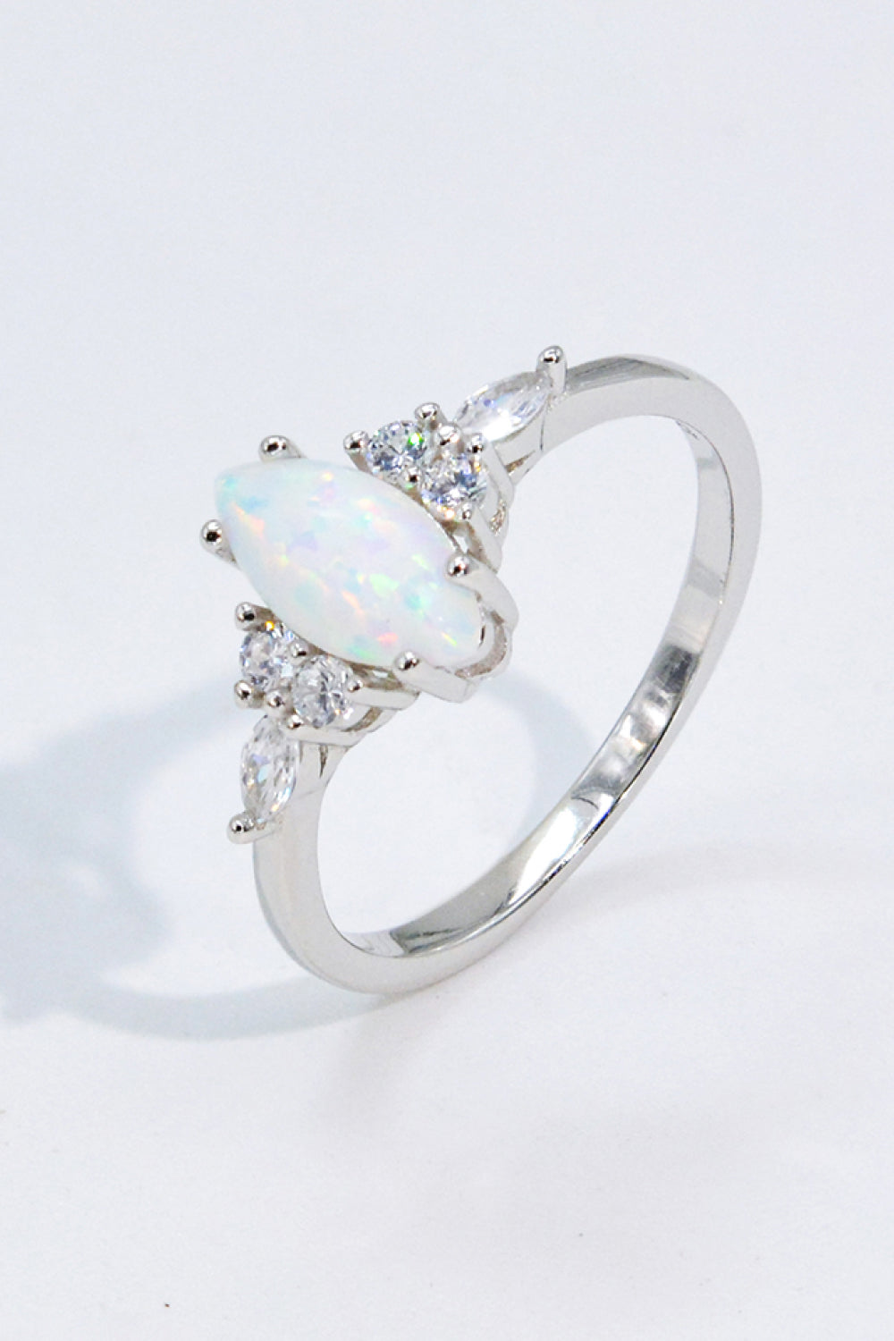 Platinierter Ring mit Opal und Zirkon