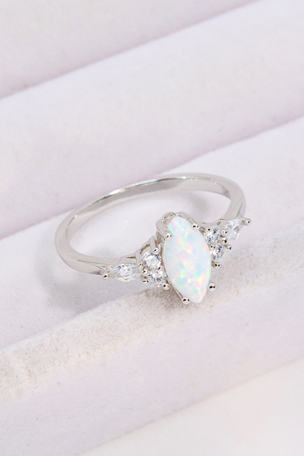 Platinierter Ring mit Opal und Zirkon