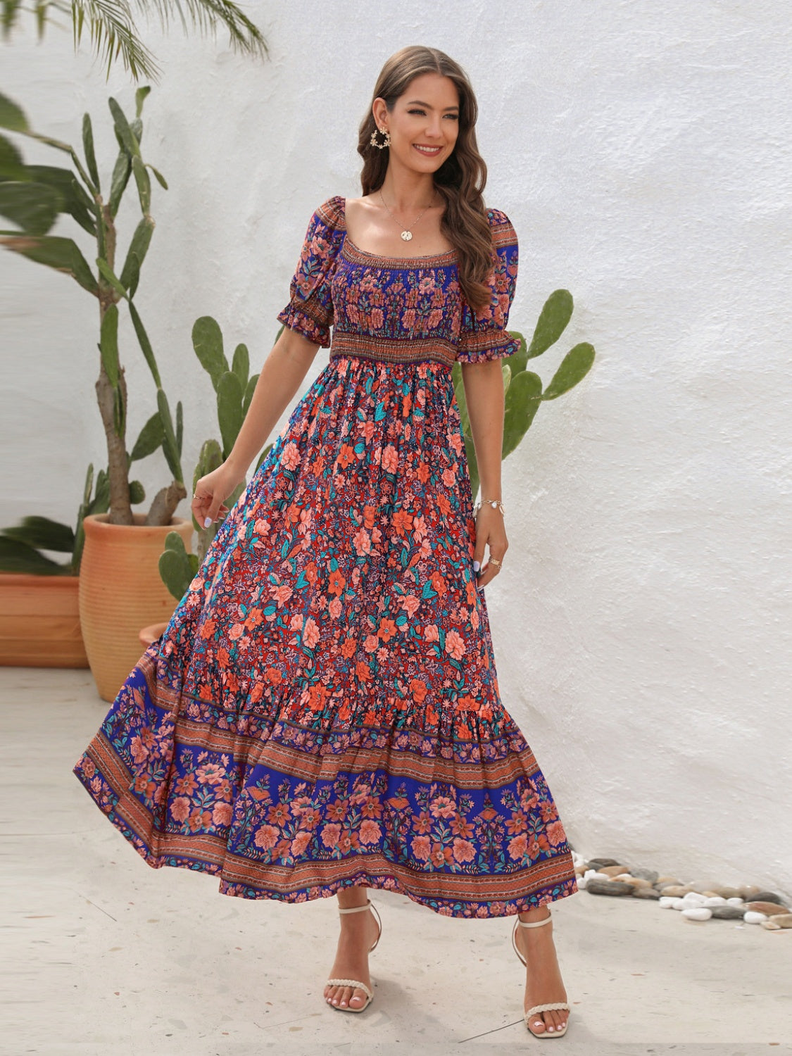 Vestido midi floral con mangas con volantes