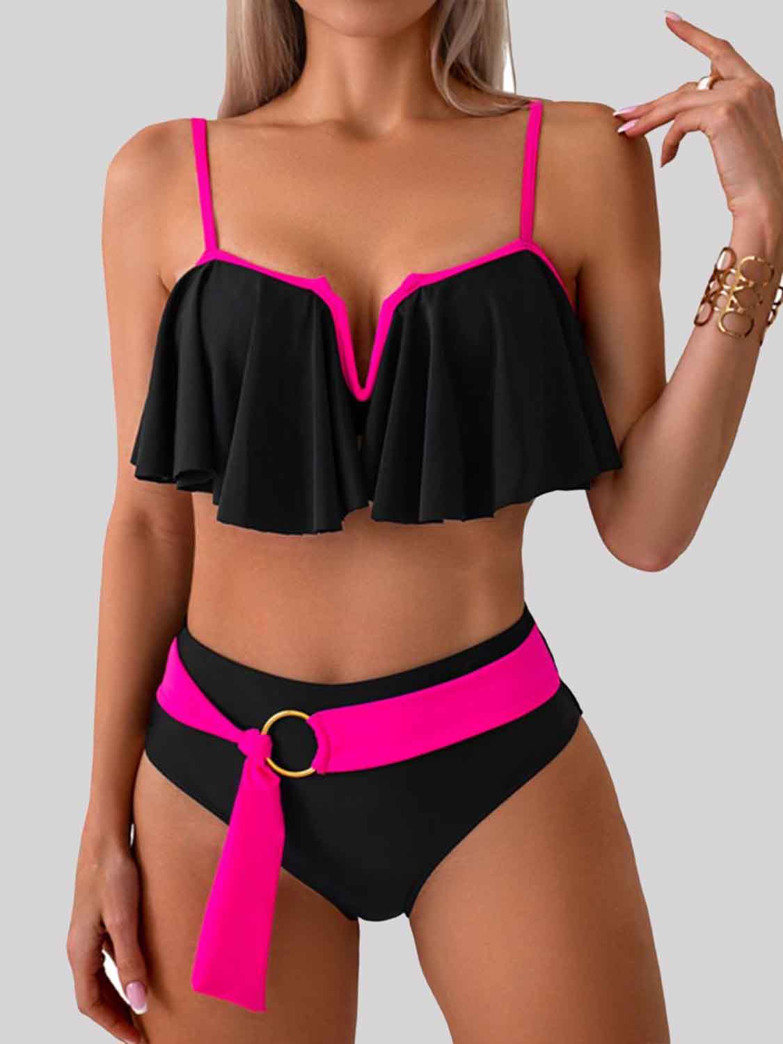 Conjunto de bikini con muescas y tirantes finos