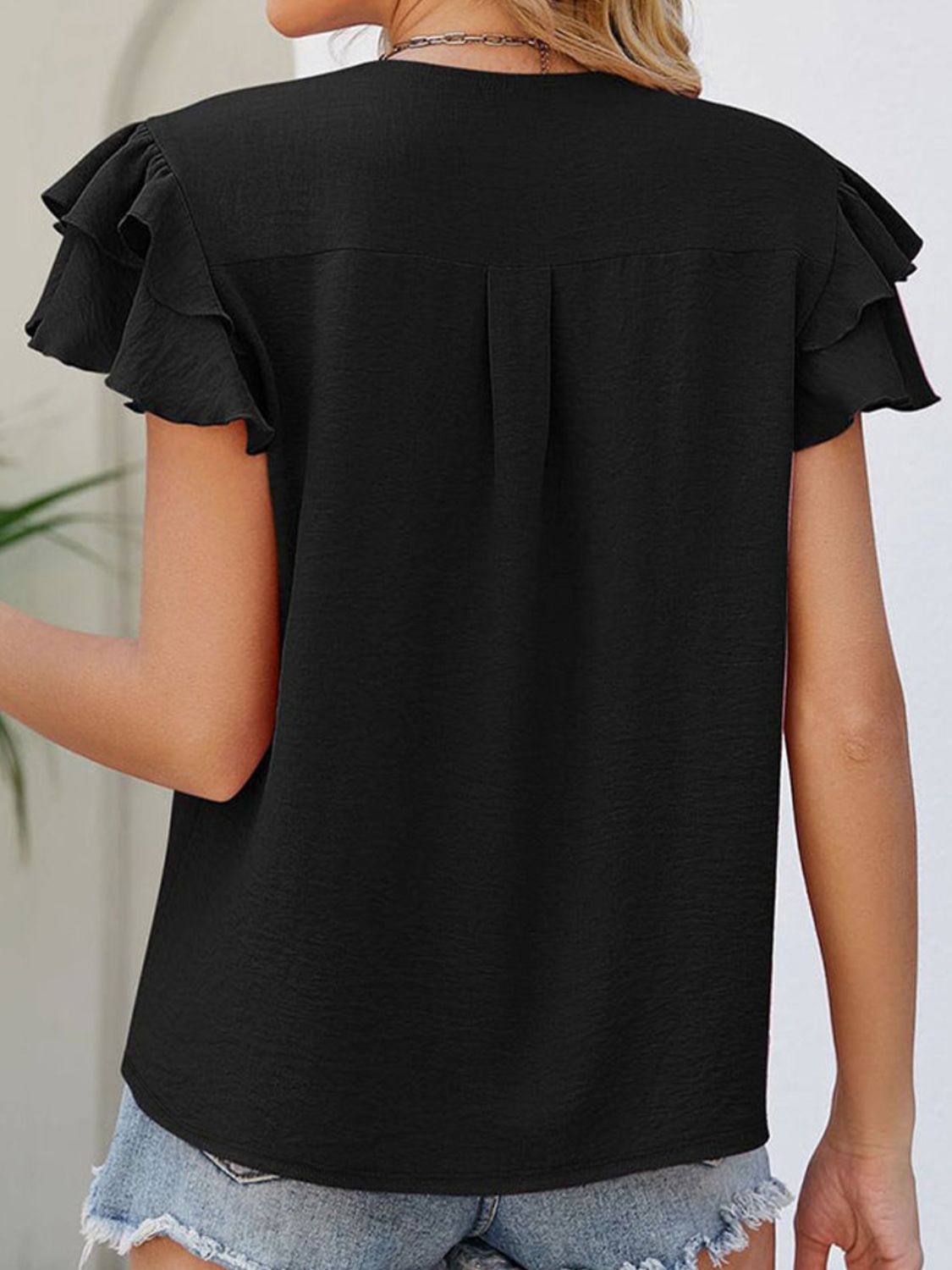 Blusa con mangas casquillo y cuello en V con volantes