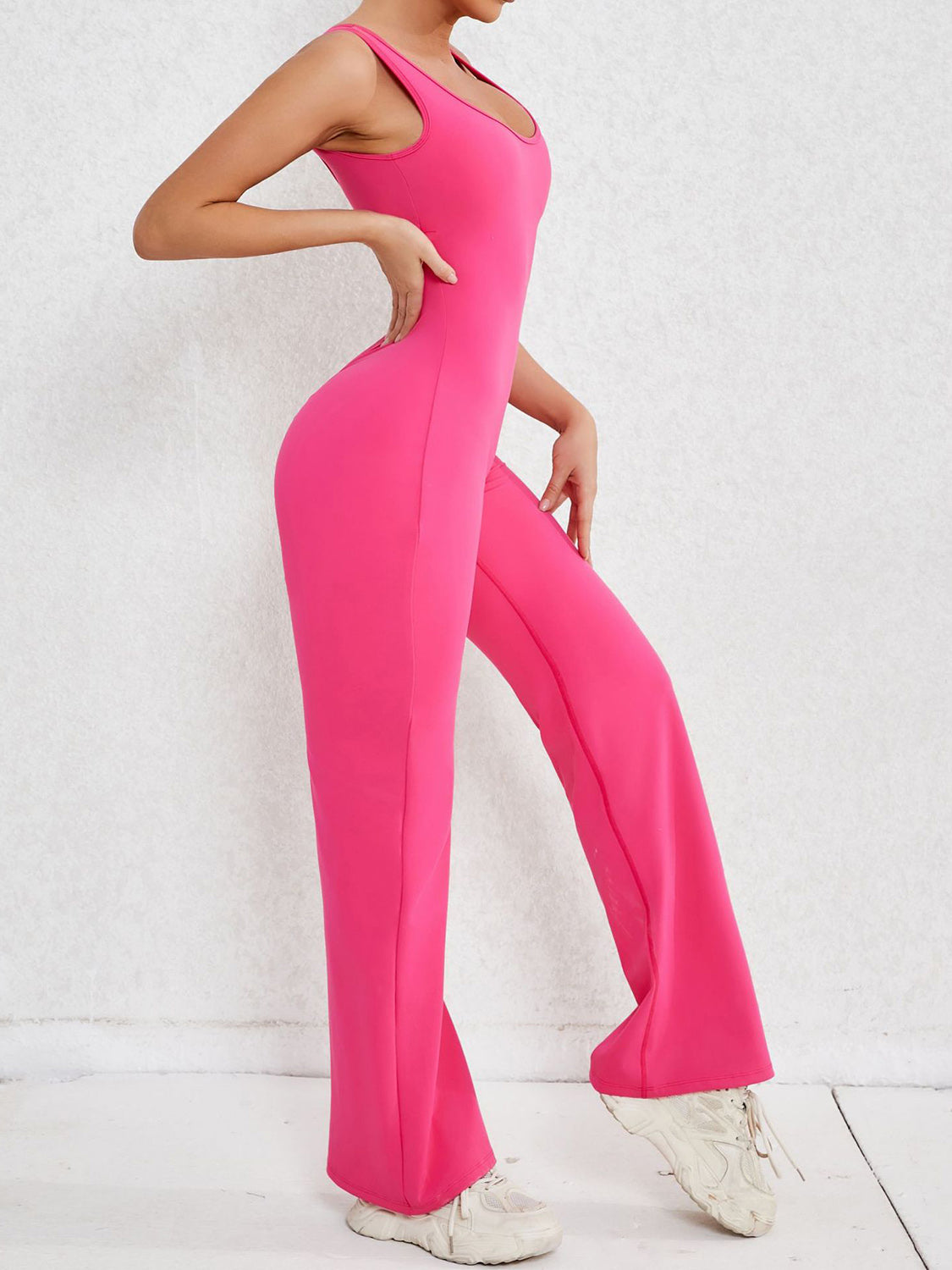 Active-Jumpsuit mit weiten Trägern und U-Ausschnitt und Ausschnitten