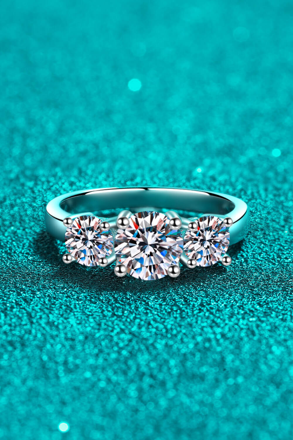 Elegante anillo de moissanita de plata de ley 925