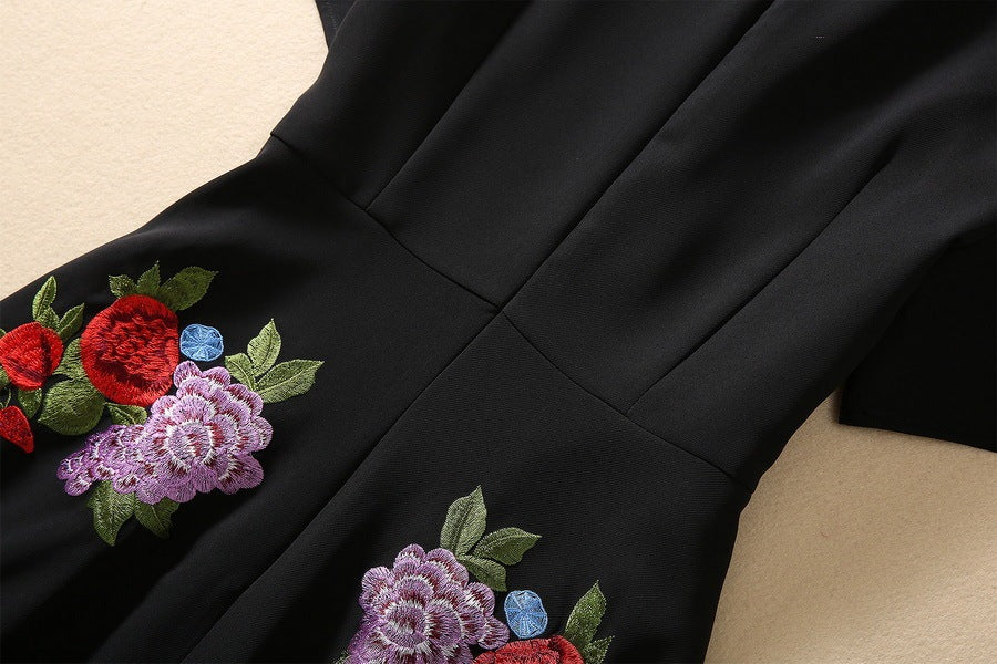 Modisches Kleid mit Blumenstickerei für Damen