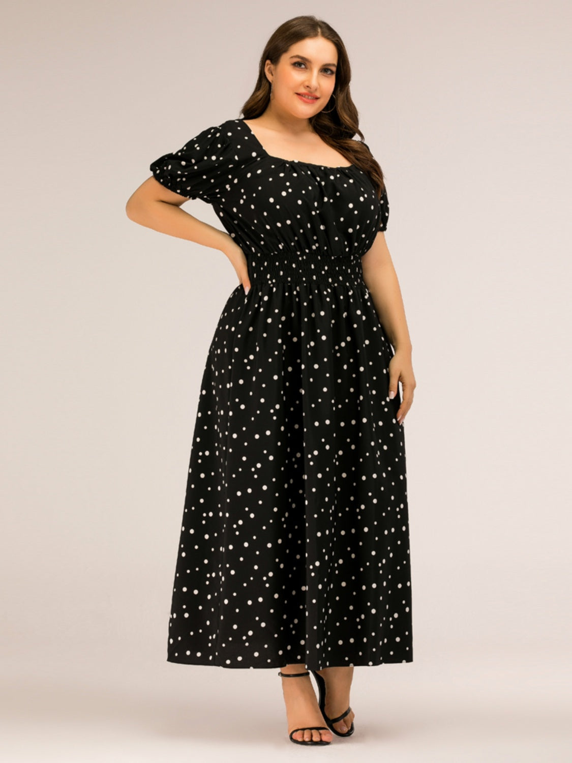 Plus-Size-Kleid mit gepunktetem eckigem Ausschnitt