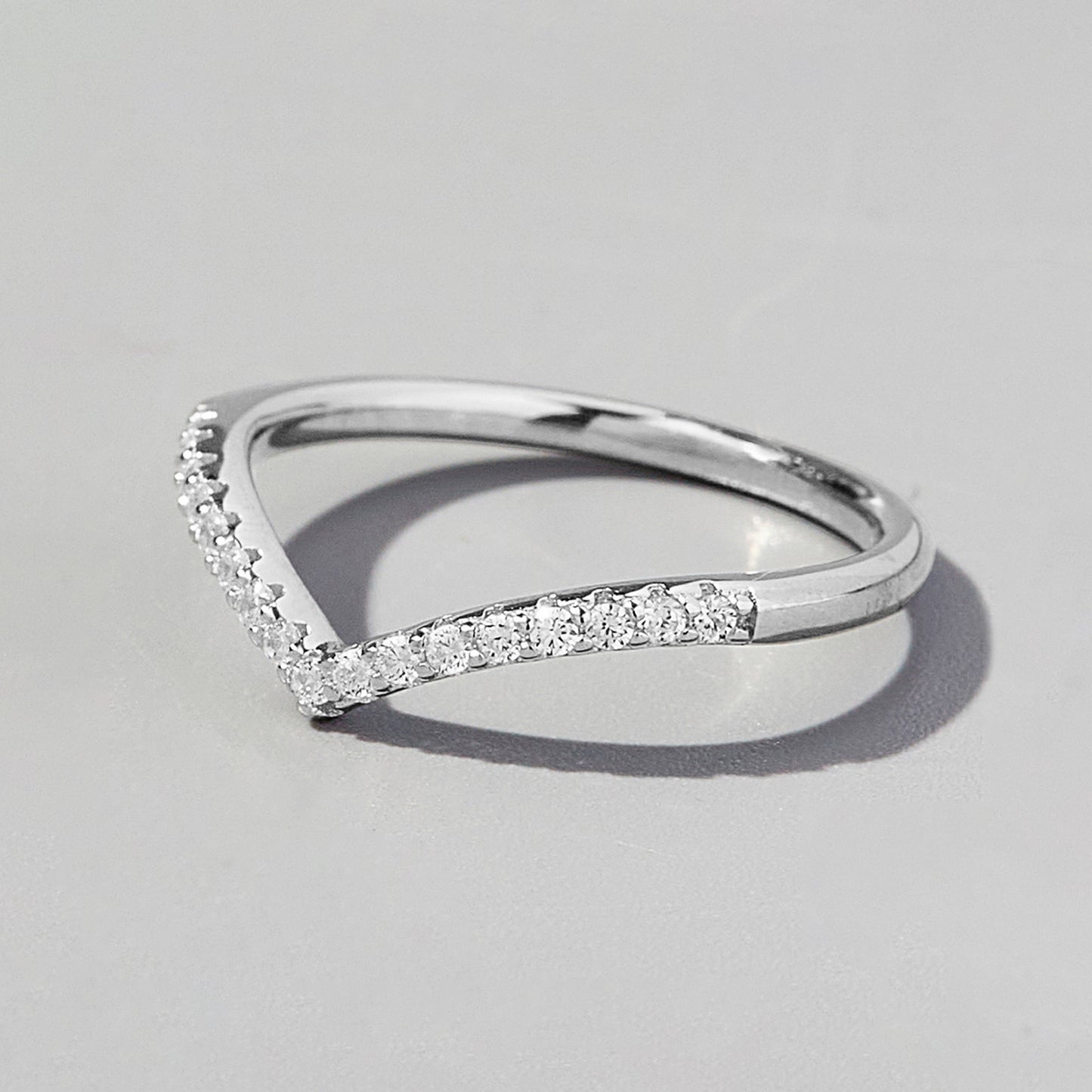 Ring aus 925er-Sterlingsilber in V-Form mit eingelegtem Zirkon