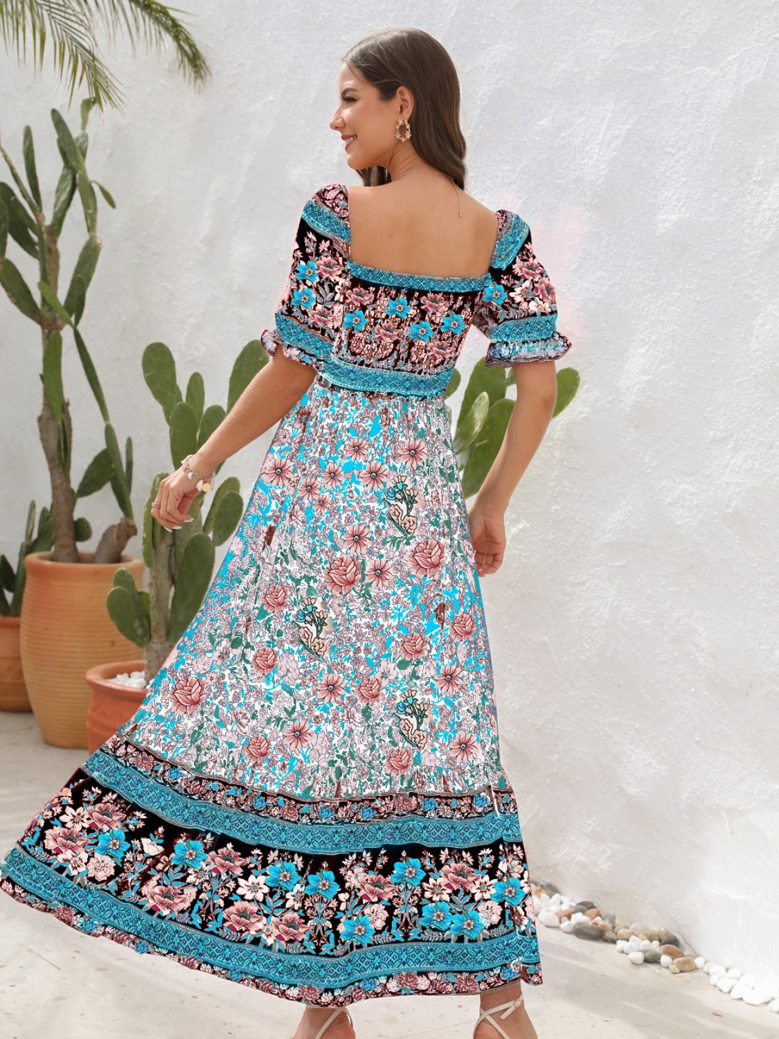 Vestido midi floral con mangas con volantes