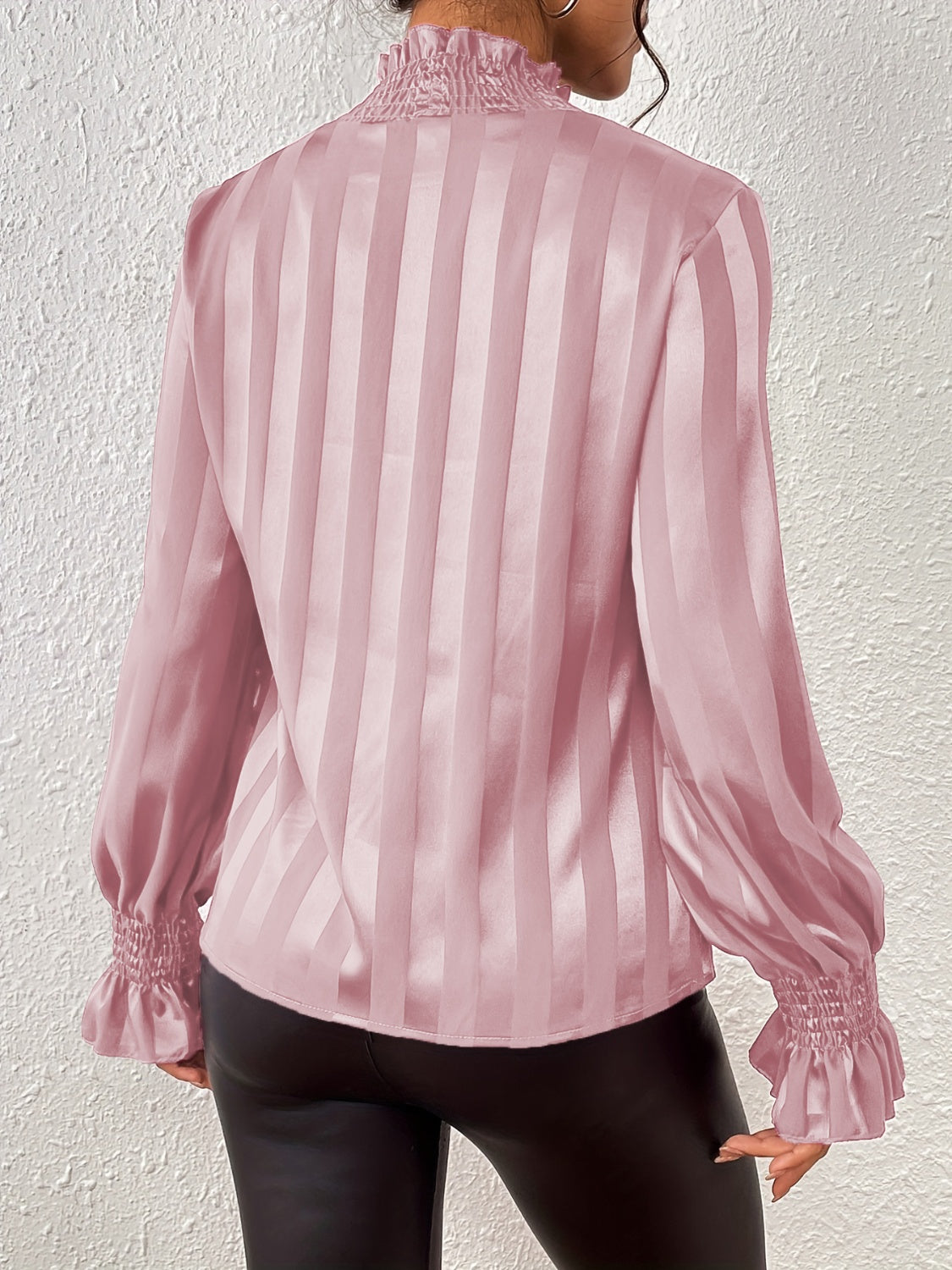 Blusa de manga larga con cuello simulado y fruncido