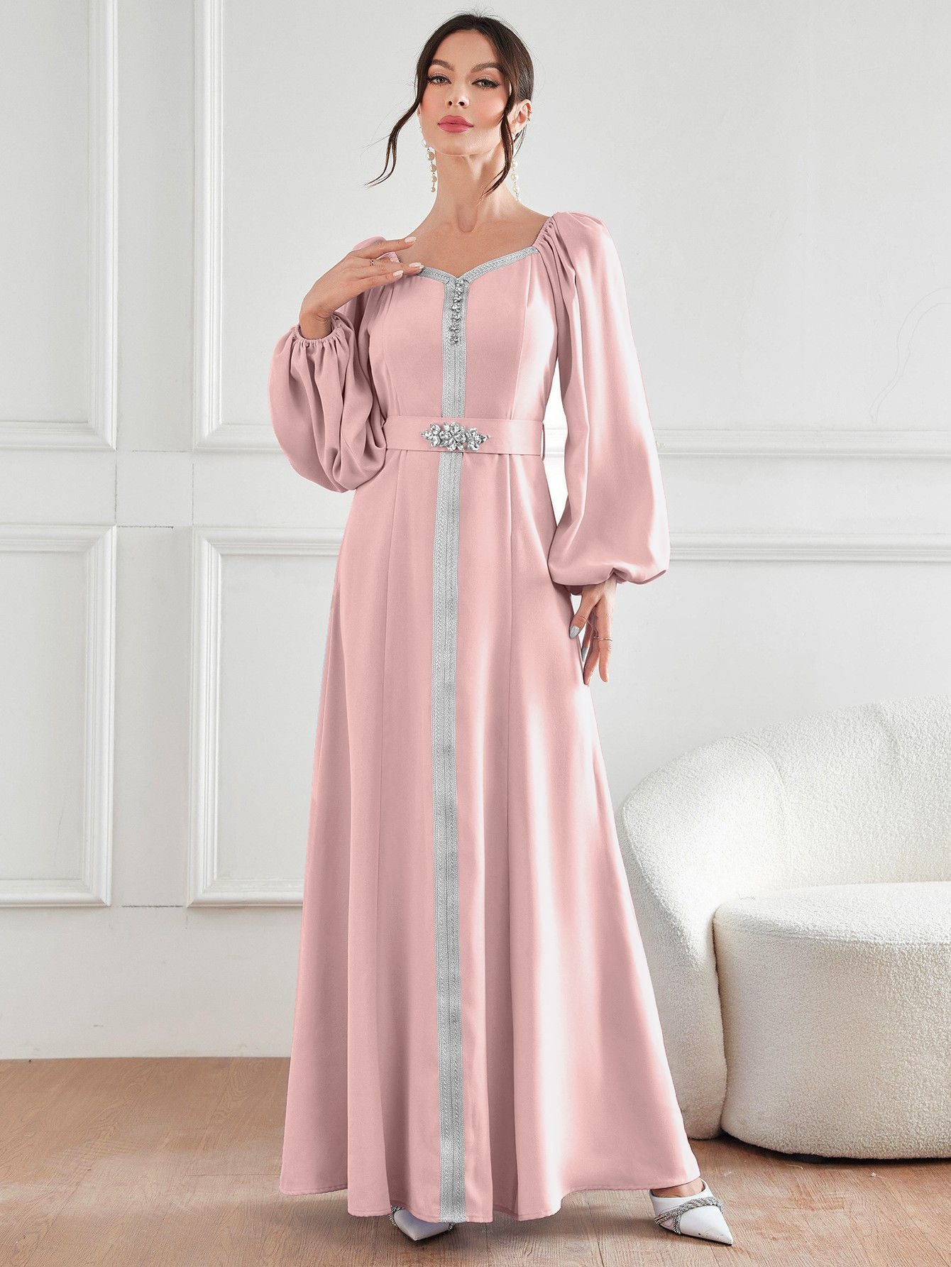 Kleid mit hoher Taille und Strasssteinen