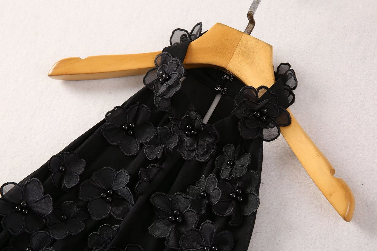 Dreidimensionales Kleid mit Perlen und Blumenmuster