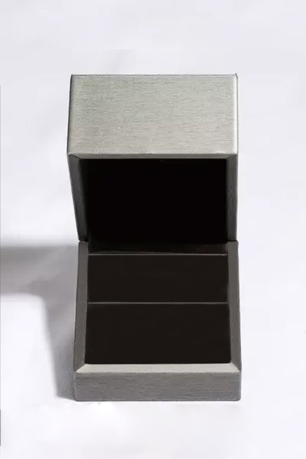 Anillo rectangular chapado en platino con moissanita de 1 quilate en color morado