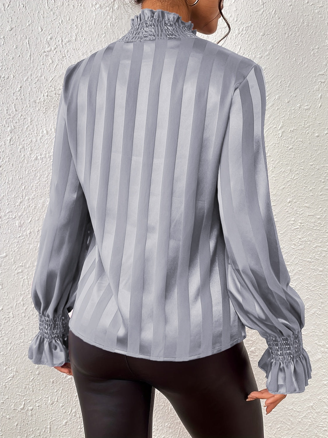 Blusa de manga larga con cuello simulado y fruncido