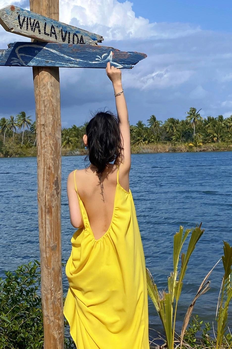 Sesión de fotos en la playa Vestido con tirantes amarillo de Súper Hada