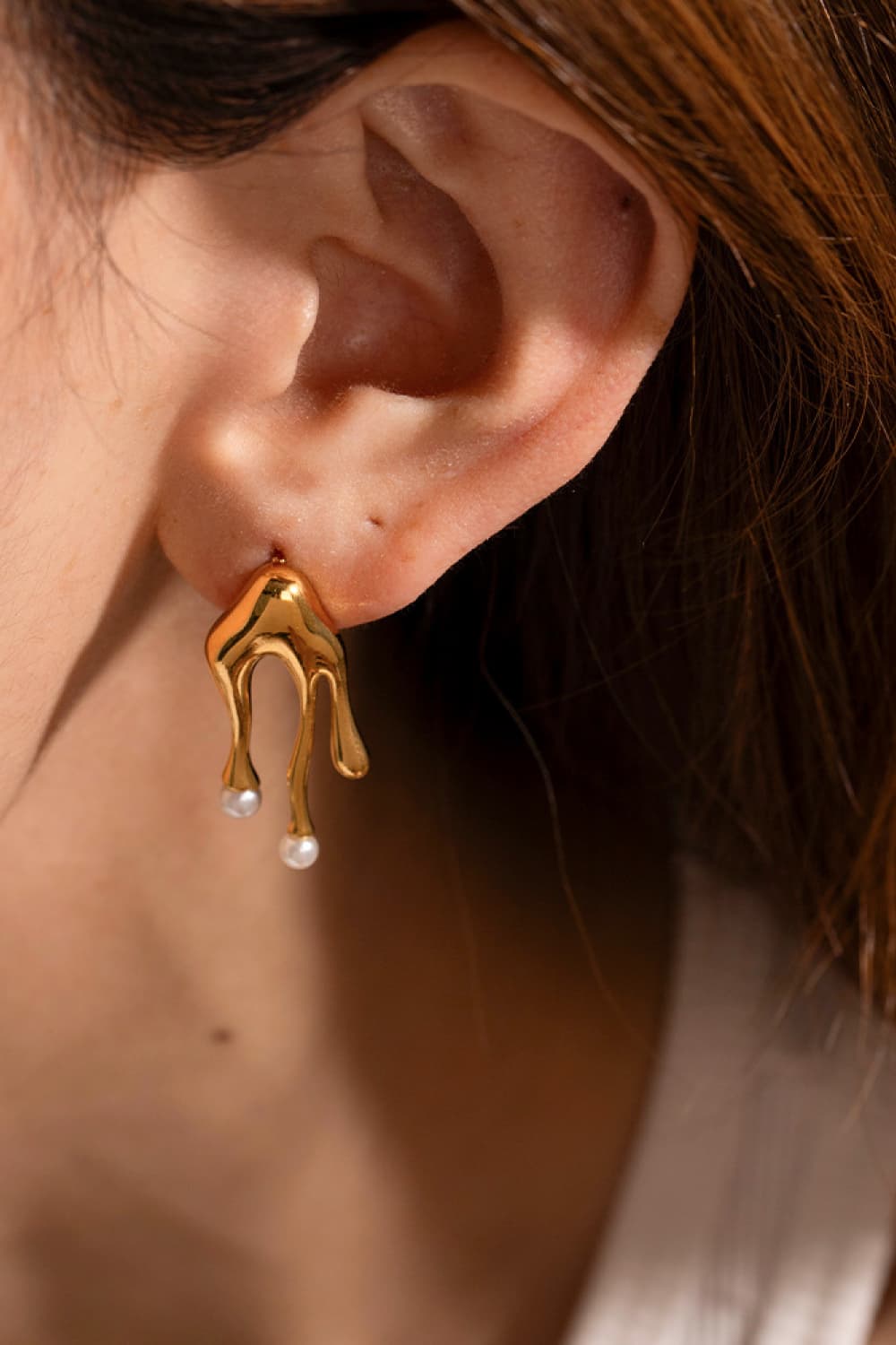 Ohrhänger mit synthetischen Perlen, 18 Karat vergoldet