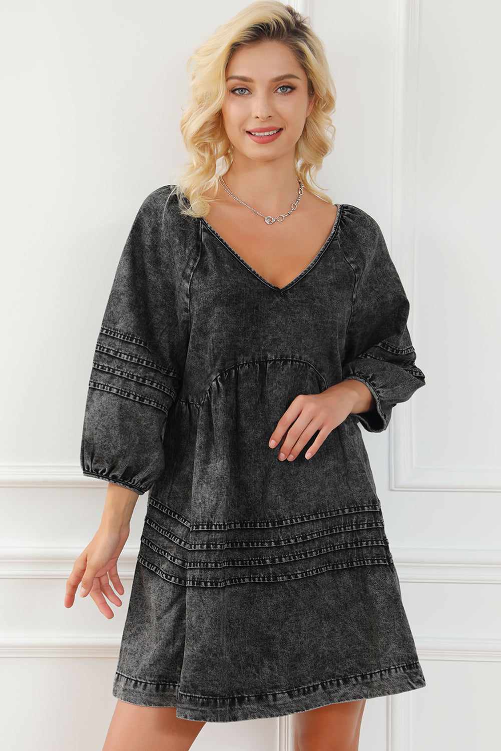 Schwarzes, plissiertes Denim-Babydoll-Kleid mit V-Ausschnitt und Puffärmeln