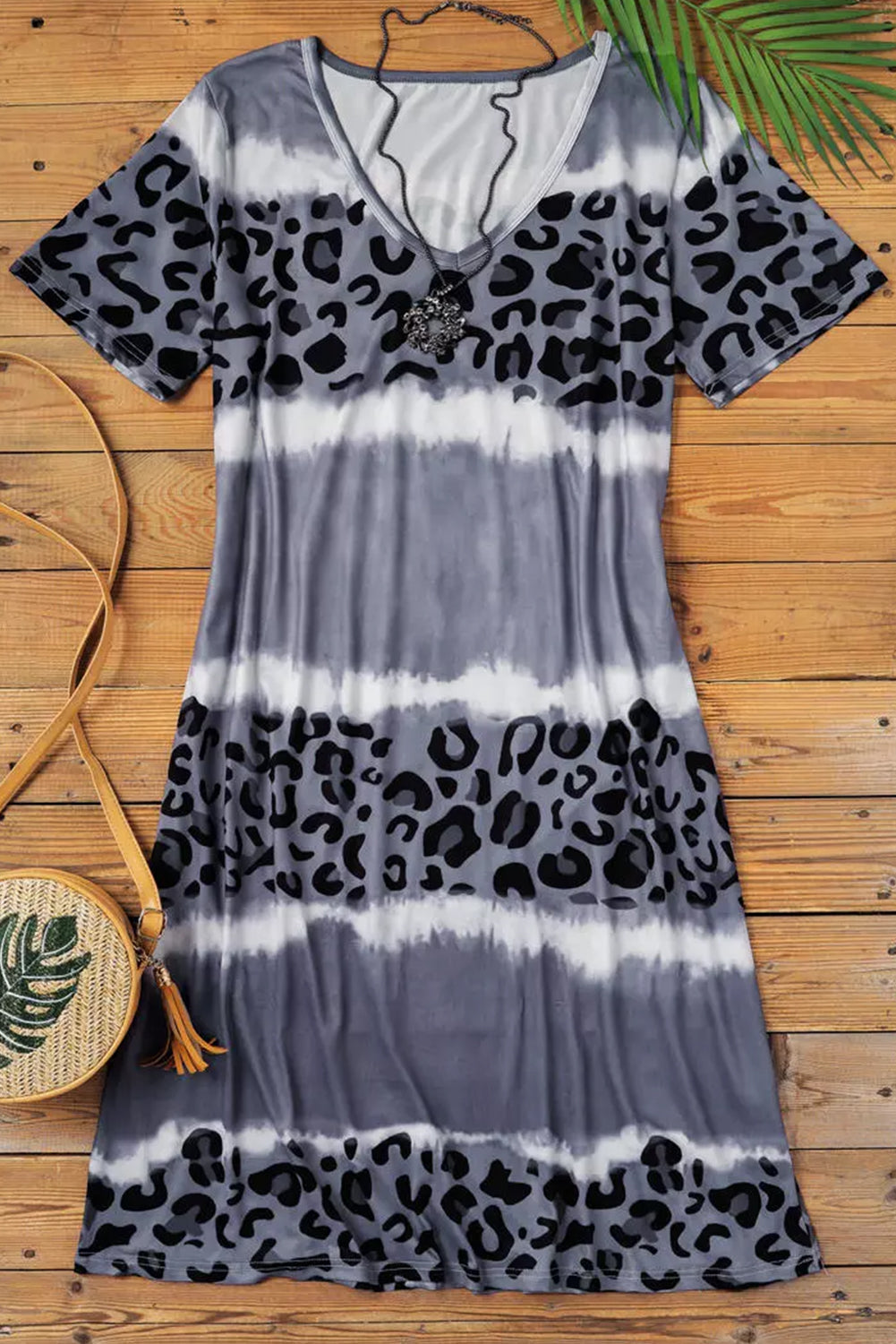 Vestido estilo camiseta con cuello en V y bloques de color de leopardo gris