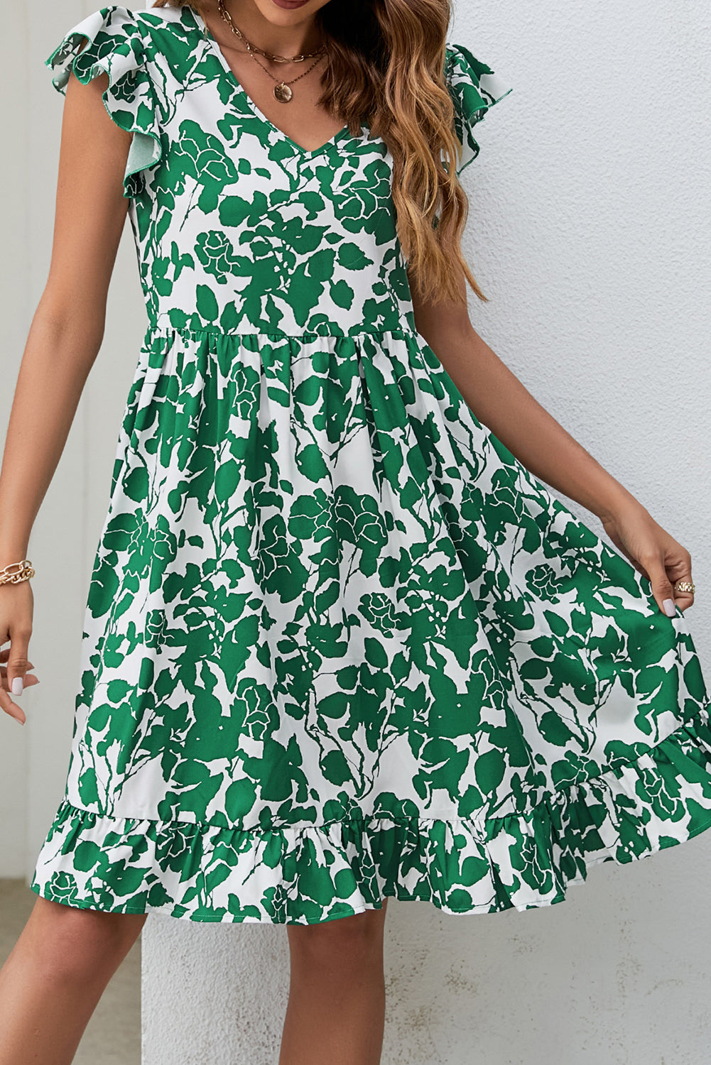 Vestido con manga acampanada y cuello en V con estampado de hojas verde oscuro