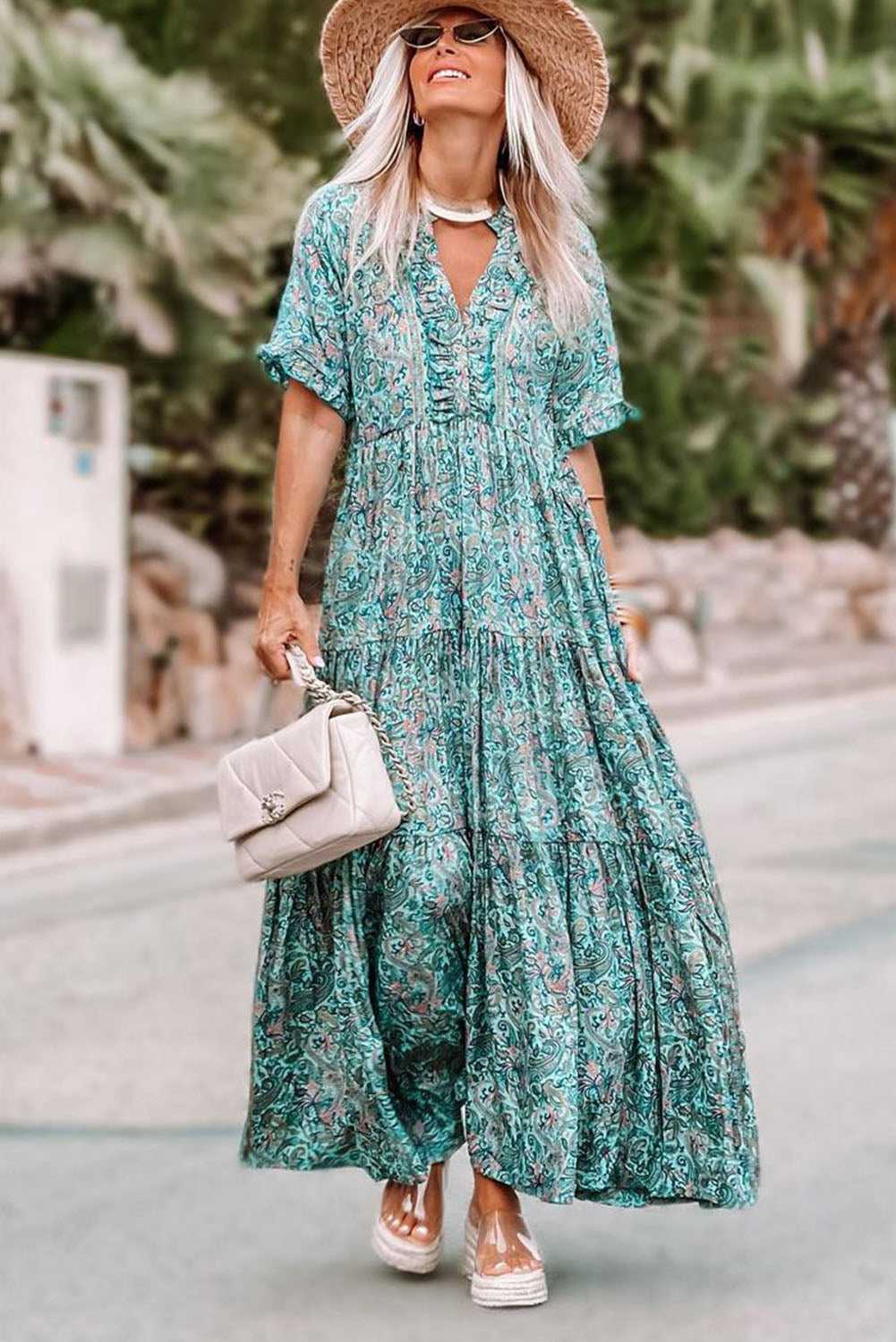 Himmelblaues, gestuftes Maxikleid im Boho-Stil mit Paisley-Print und Rüschen