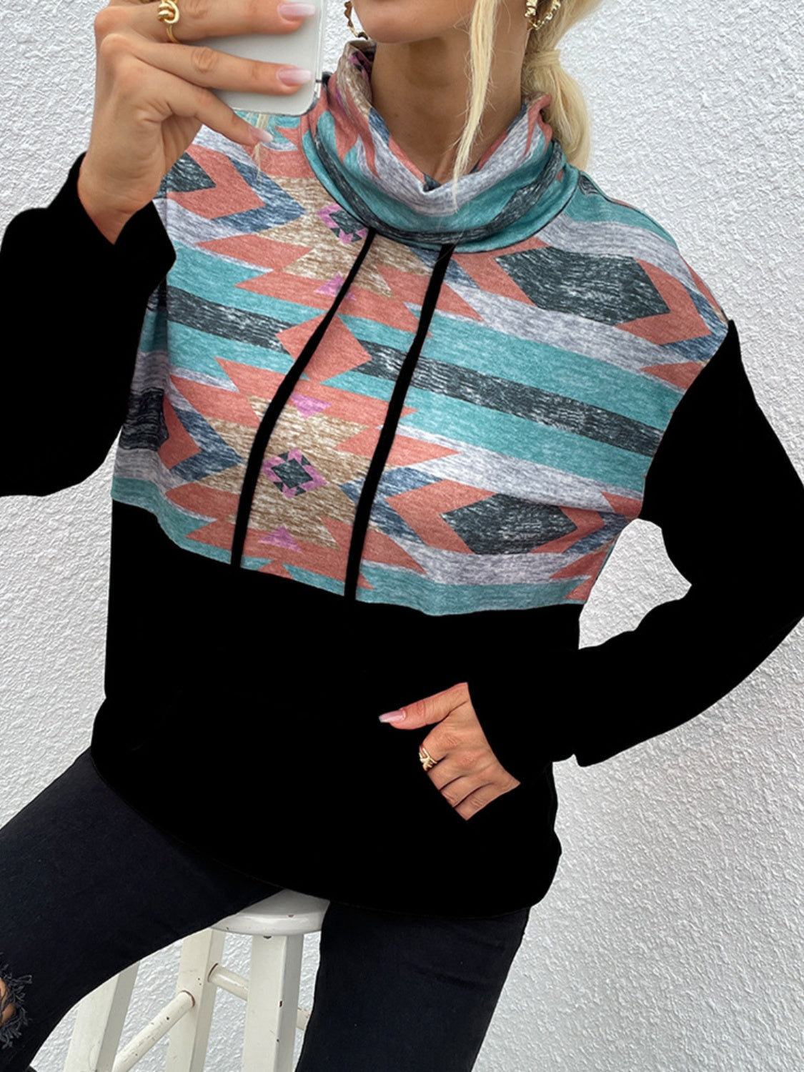 Langärmliges Sweatshirt mit geometrischem Kordelzug