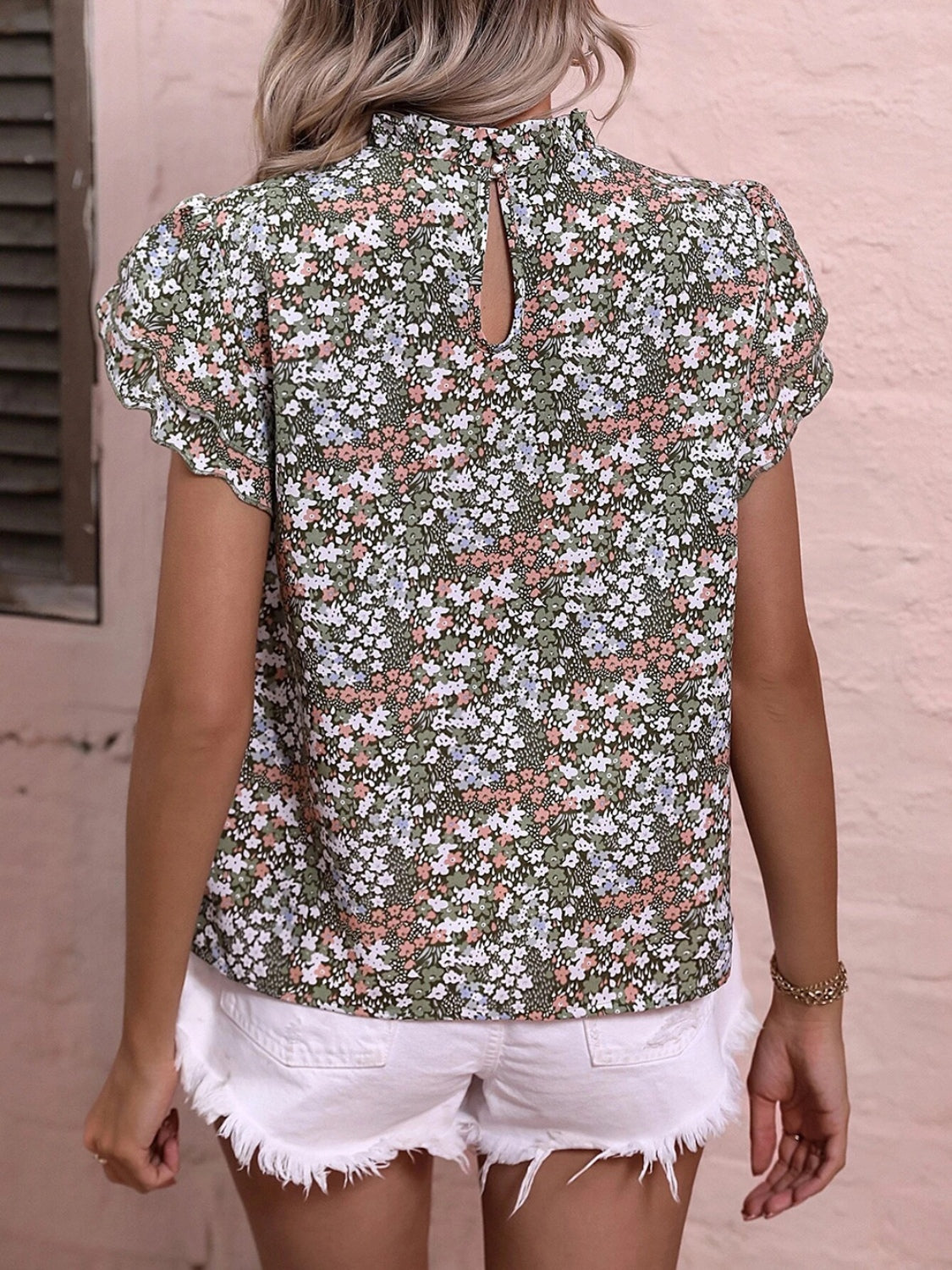 Blusa floral con cuello simulado y manga japonesa