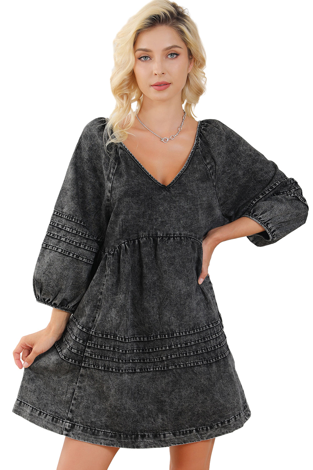 Schwarzes, plissiertes Denim-Babydoll-Kleid mit V-Ausschnitt und Puffärmeln