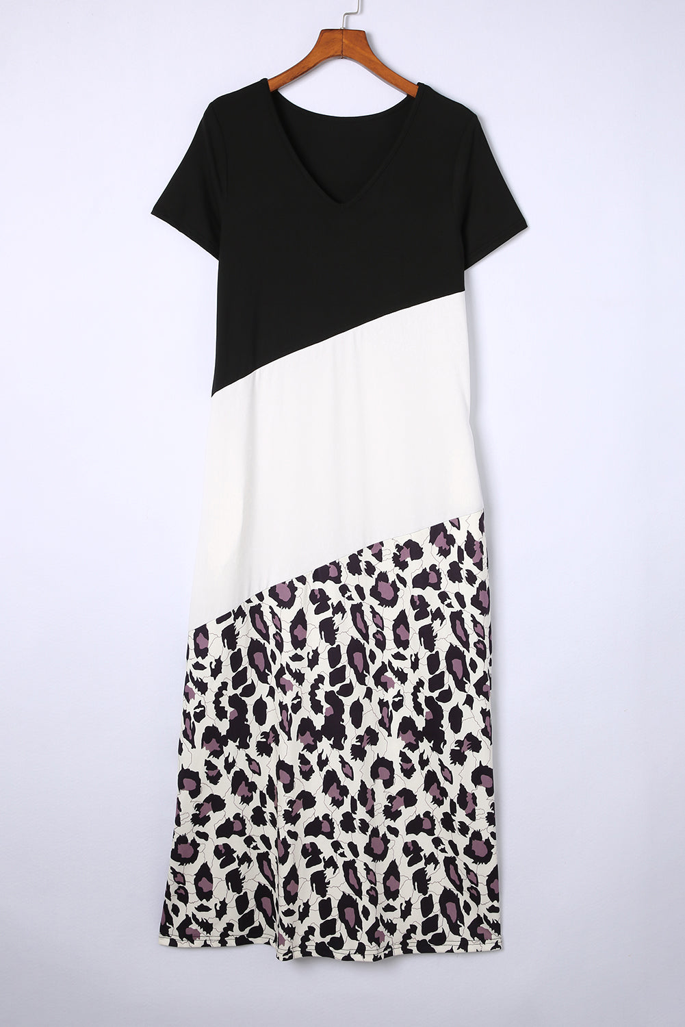 Schwarzes T-Shirt-Maxikleid mit Leopardenmuster und seitlichem Schlitz