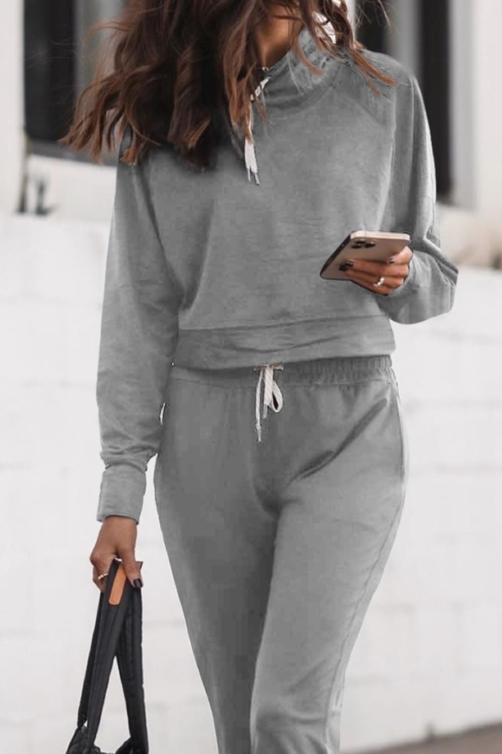 Set aus Kapuzenpullover mit Kordelzug und Jogginghose mit Taschen