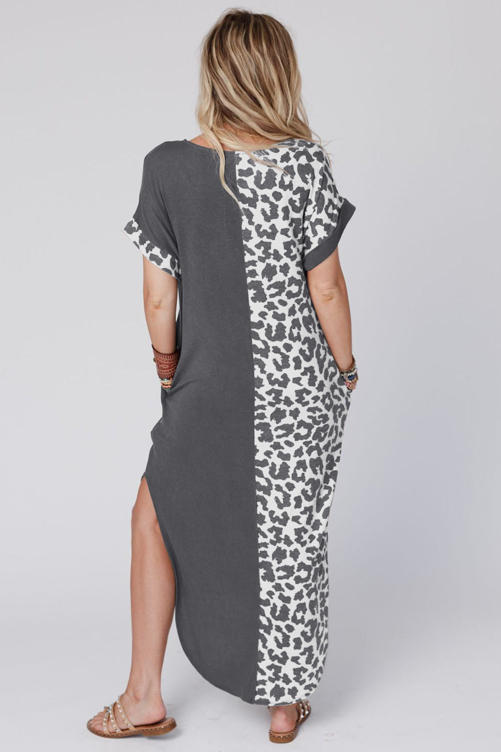 Vestido estilo camiseta de manga corta con aberturas y estampado de leopardo liso en contraste gris