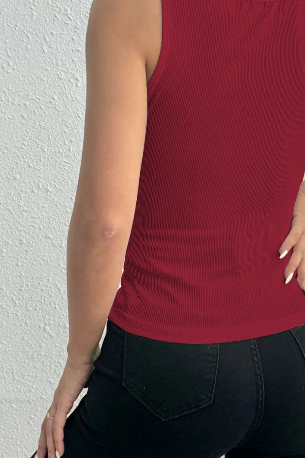 Camiseta sin mangas con tirantes anchos y cuello cuadrado con detalle de encaje